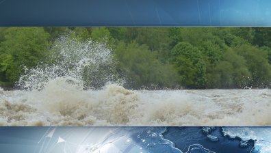 Котел бедства. Река заля път, предизвиквайки хаос (видео)