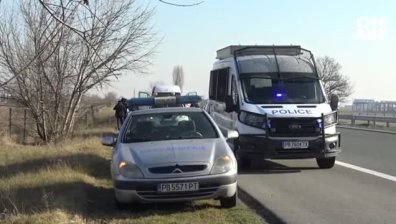 Полицаят, хванат да превозва над 30 мигранти, остава в ареста