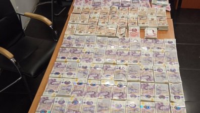Митничари с удар за 2 млн. лв. при проверки на камион и два автобуса