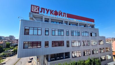 "Лукойл" планира производството на екологично авиогориво в "Heфтoxим Бypгac"
