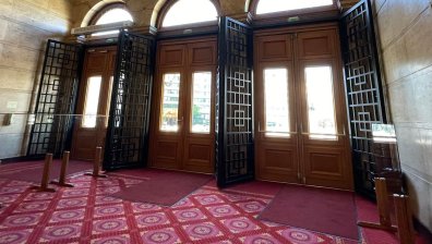 Кой нареди монтирането на решетки на входа на НС и защо се превърнаха в ябълка на раздора?