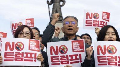 "Не на Тръмп" - протест срещу американския президент в Южна Корея (СНИМКИ)