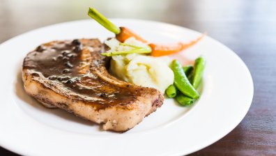 Рецепта от тефтера на баба: Пържоли с винен сос и кисели краставички