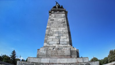 Изграждат скеле около Паметника на Съветската армия