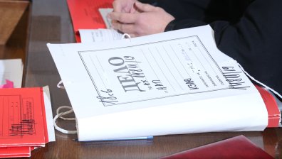 Мъж отива на съд за грабеж на дамски чанти, влачил една от жертвите си по стълби