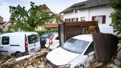 Бури отнесоха покривите на около 200 къщи в Полша