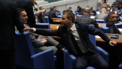 Ще отхвърлят ли депутатите ветото на Йотова върху промените в Изборния кодекс?