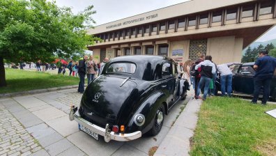 Парад на автокласиката - показват автомобили возили властта през социализма 