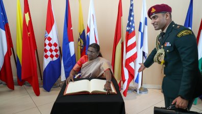 Хеликоптерът на президента на Индия заседна в прясно излят бетон (+ВИДЕО)