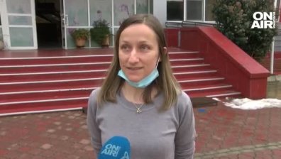 Пенсионирани учители и студенти спасяват учебния процес в Бургас