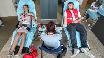 За нуждаещите се - доброволци се редиха на опашка да дарят кръв (СНИМКИ)