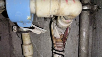 Смрад и отпадни води: Столичанин сам ремонтирал водопровода във входа си