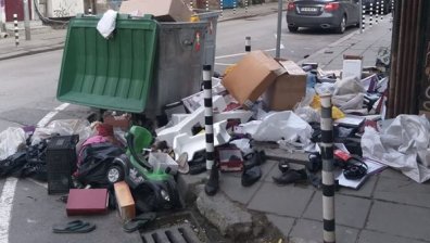 Защо оставят боклуци около кофите за смет в центъра на София?