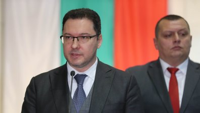 Министър Митов ще провери поръчката на МВР за 30 000 икони