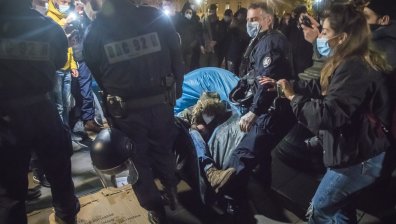 Напрежение: Френската полиция разруши мигрантски лагер в сърцето на Париж