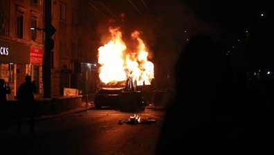 СДВР: Безпрецедентна агресия, замеряха полицаите с плочки, има много ранени