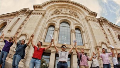 Жива верига около Халите в София, протестиращите не се разбраха с Минеков