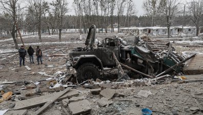 Бомбардираха летище в Украйна, има загинали цивилни