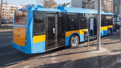 Мъж преби шофьор на тролейбус на спирка в центъра на София