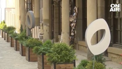 Улица на буквите във Велико Търново: Туристи и местни гадаят посланието за 24 май