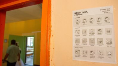 Синдикати и директори: Учениците от гимназии и прогимназии да са с маски в час