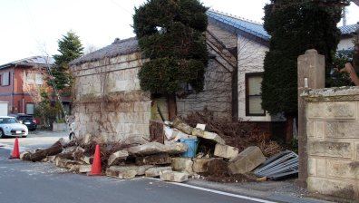 Трусът в Япония уби двама души, рани над 90 и остави 2 млн. без ток