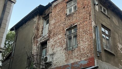 София: Опасна сграда общинска собственост се руши, реакция няма
