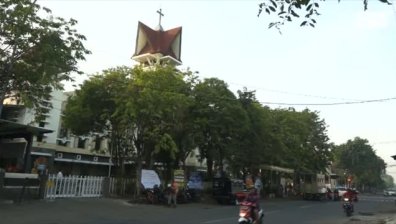 Две камикадзета се взривиха пред полицейско управление в Индонезия