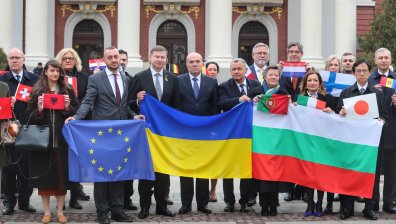 Посланици в България с обща снимка срещу войната в Украйна