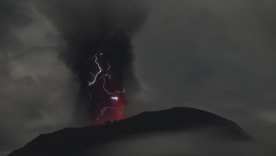 Вулканът Ибу в Индонезия изригна, евакуираха седем селища