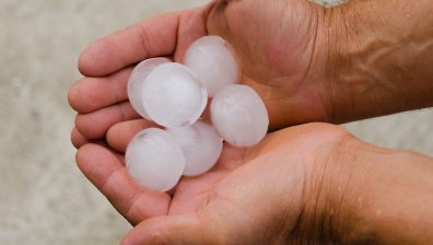 Невиждана градушка изкара снегорините през август в Германия (+ВИДЕО)