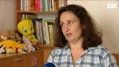 Тениските "Системата ни убива" отиват при известни личности и журналисти