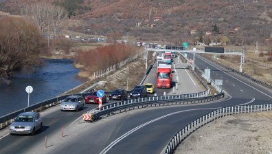 Важни промени за шофьорите край Симитли в почивните дни
