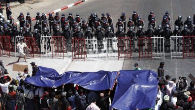 Стрелят с гумени куршуми по демонстранти в столицата на Мианмар