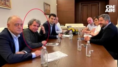Случаен ли е кадърът със средния пръст на Тошко Йорданов на коалиционния съвет?