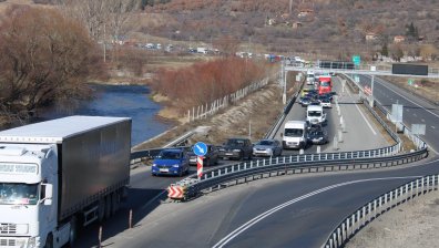 Ад за шофьорите на АМ "Струма: 5 км се минават за час (+СНИМКИ)