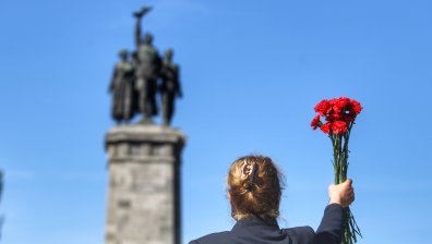 Граждани и политици поднесоха венци и цветя пред Паметника на Съветската армия