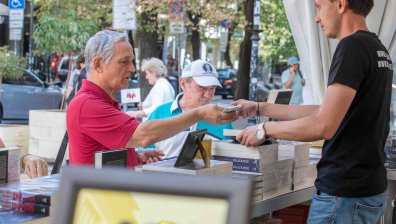 Наплив на "Алея на книгата" в София (СНИМКИ)