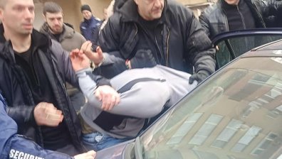 Бащата от "Подуяне" е обвинен в умишлено убийство и опит да умъртви майка си и дъщеря си