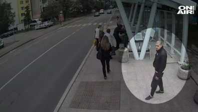 Психично болен рита баба на автобусна спирка в Бургас