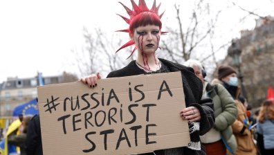 "Бабо, сваляй дрехите!": Руски войници изнасилват наред жени, мъже, деца в Украйна