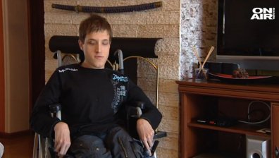 Момче с увреждания се нуждае от личен асистент, за да се дипломира