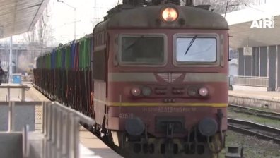 12 часа в капана на БДЖ: Чакане за връзка със закъснял влак, друг - дерайлирал