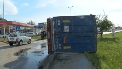ТИР се преобърна на оживено кръстовище във Велико Търново (+Видео)