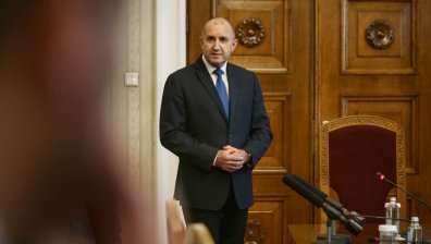 "Конституцията не борави с термина "експертно правителство": Радев приема 3 партии