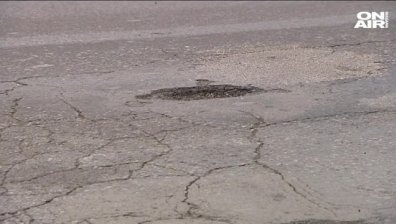 След снега и студа се отвориха дупки по пътищата