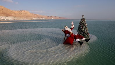 Необичайно: Дядо Коледа пренесе празничния дух в Мъртво море