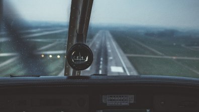 Самолет катастрофира в кола заради силен вятър, двама души загинаха