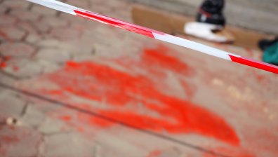 Мъж заля с червена боя входа на Министерството на културата