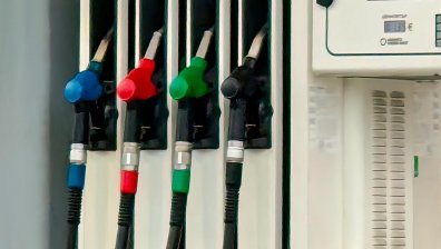 България не получава петрол от Близкия изток и засега няма риск от недостиг на горива, твърди анализатор